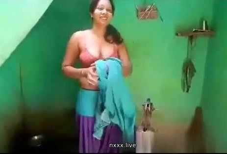 Beautiful big boobs girl indian blue film bathing outdoor mms